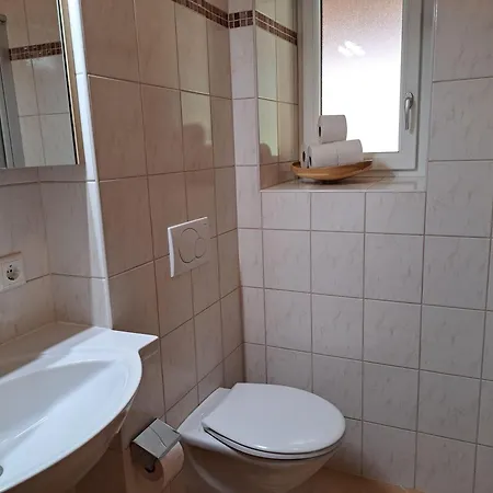 Peterhof - Komm Als Gast & Geh Als Freund *